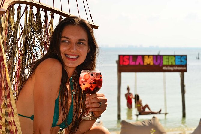 Catamaran Albatros Platinum & Beach Club & Open Bar & Isla Mujeres - Background