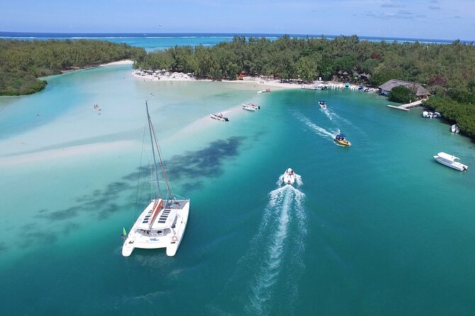Catamaran BOAT TO ILE AUX CERF & GRSE With Lunch & Snorkelling - Pickup and Logistics