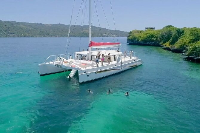 Catamaran Boat Tour With Snorkeling and Lunch - Tour Capacity