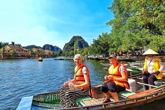Catamaran Premium Cruise to Halong Bay & Lan Ha Bay in 1 Day Tour - Food and Drinks