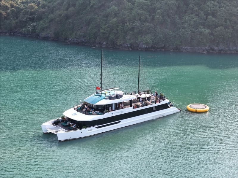 Catamaran Premium Day Cruise: Ha Long Bay & Lan Ha Bay Tour - A day among Ha Long’s limestone karsts