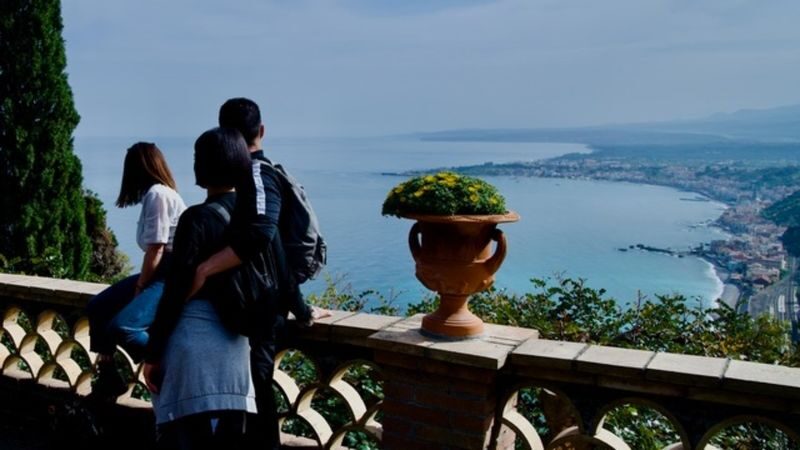 Catania Mount Etna & Taormina Full-Day Small Group Tour - A guide can make the day easier to follow
