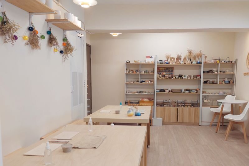 CC ART STUDIO - Hand-made/drawn ceramics experience | Couple/parent-child cooperation workshop | Prince Edward - Hand-building: small projects with a personal use