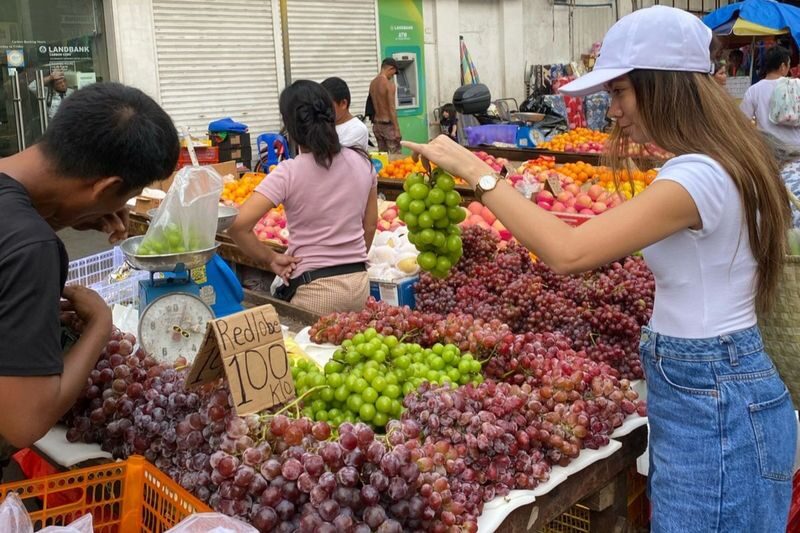 Cebu Market and Food Tour - Guides make the market easier to read