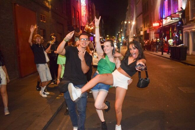 Central London Bar Crawl and Nightlife Tour - Enjoy Free Entry to Top Bars and Clubs