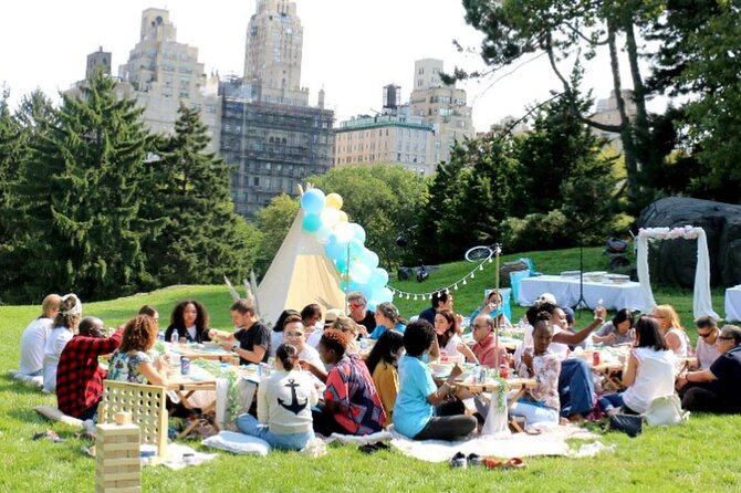 Central Park Luxury Picnic for 3-4 People - Picnic Setup