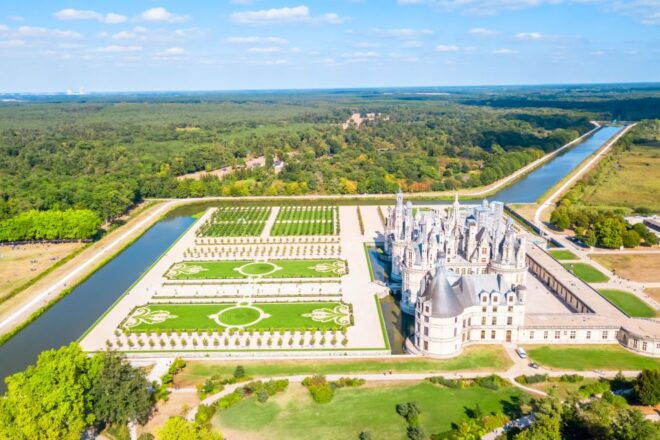 Chambord Castle: Private Guided Walking Tour - Selecting Participants, Date, and Language