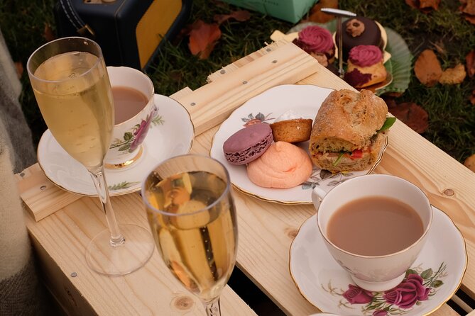 Champagne Picnic Hamper for 2 With Retro Bicycles Manchester - Menu and Inclusions