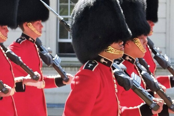 Changing of the Guard: A Self-Guided Audio Tour in London - Highlights of the Self-Guided Audio Tour