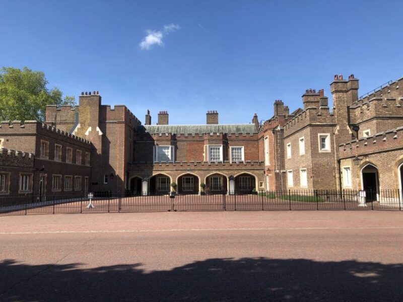 Changing of the Guard and Buckingham Palace Entry Ticket - Discovering the Royal Highlights of London
