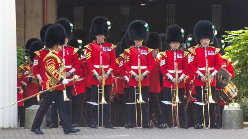 Changing of the Guard & Royal Food Tour with 10+ Tastings - An In-Depth Look at the Experience