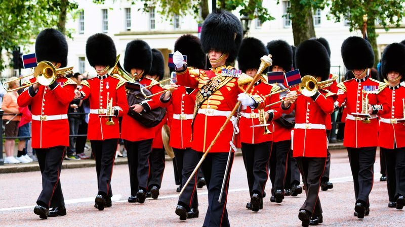 Changing of the Guards and Tower of London tour in London - Taking the Thames route to the Tower