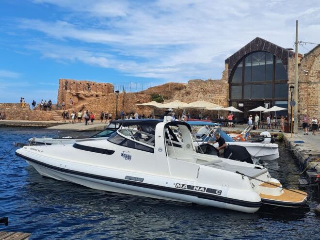 Chania: Full-Day Santorini Private Cruise With Visit to Oia - Full Description