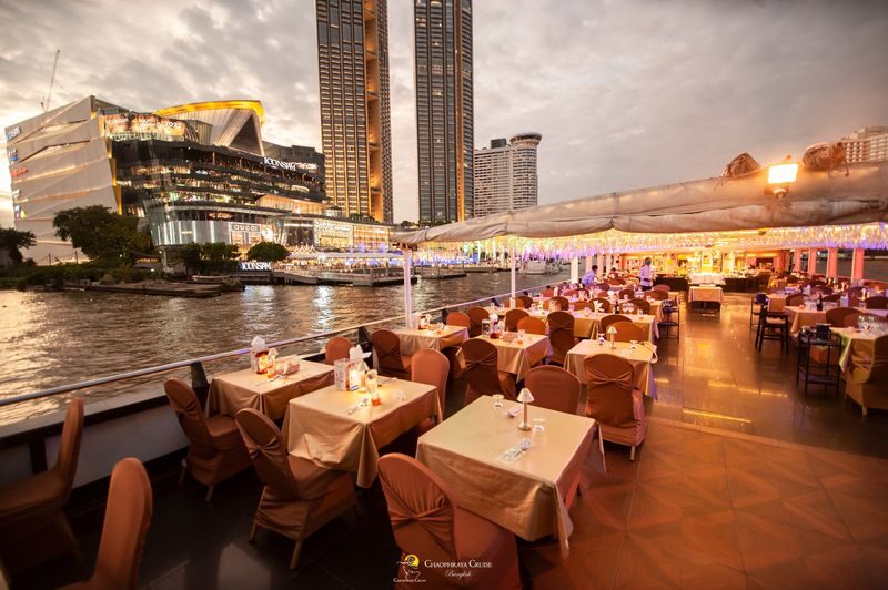 Chao Phraya Cruise in Bangkok - Live music, dance and the mood on board