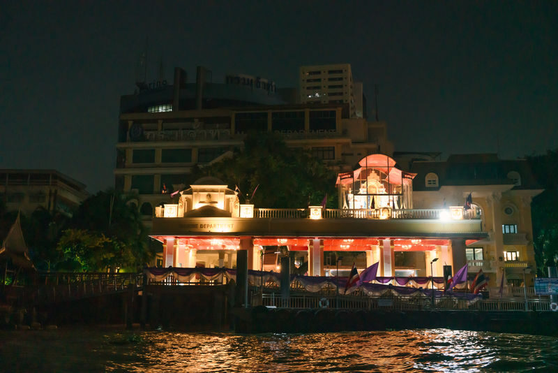 Chao Phraya River Night Cruise by Longtail Boat in Bangkok - Longtail boat or large dinner cruise?