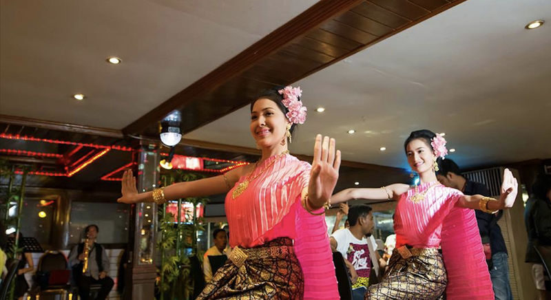 Chao Phraya White Orchid Cruise in Bangkok - Music, cabaret and a lively deck