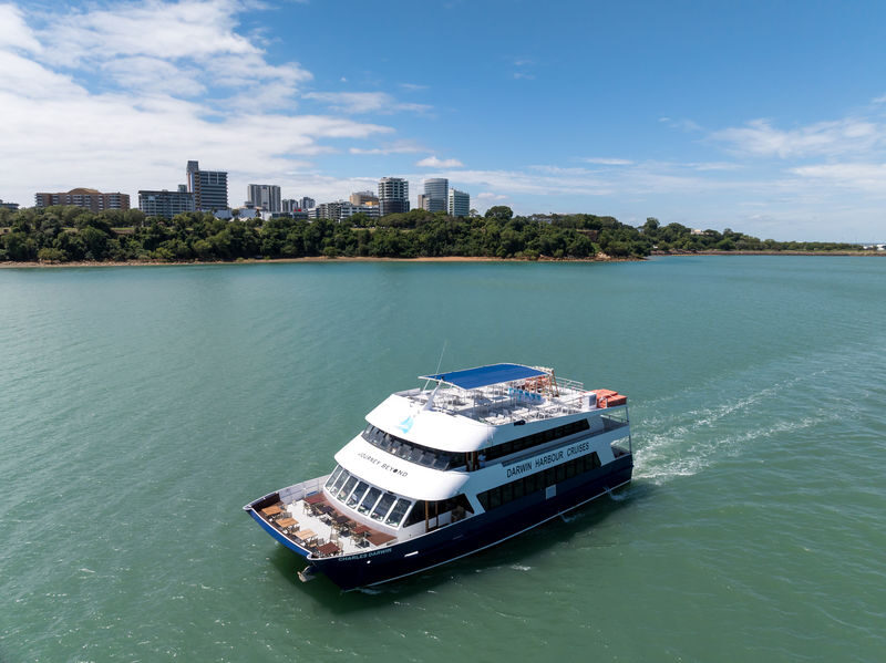 Charles Darwin Buffet Dinner Cruise - Service, music and the question of commentary