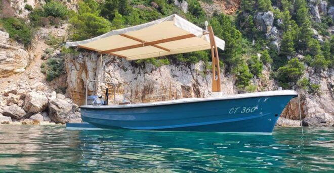 Charming Traditional Boat Tour - Boat Features