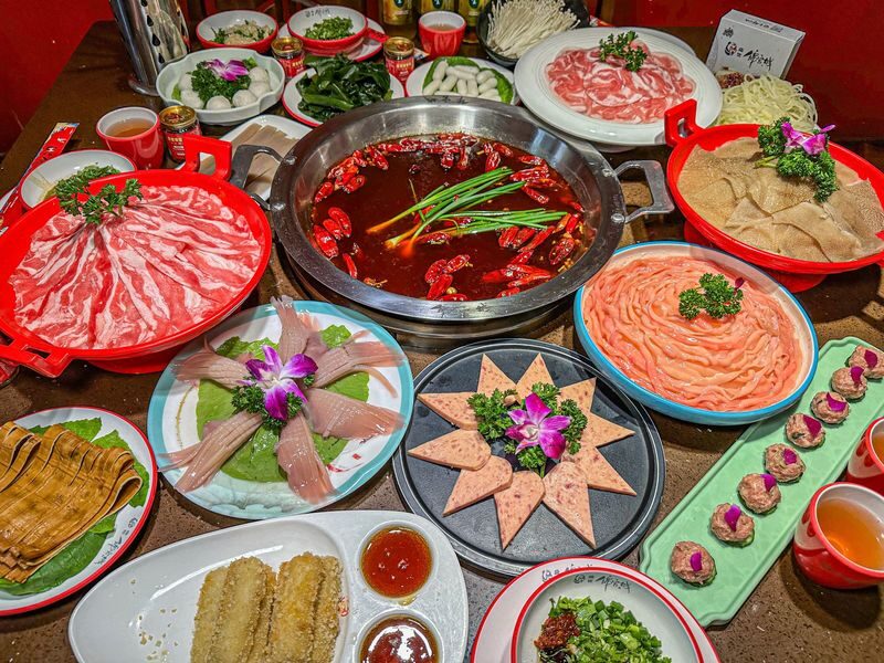 Chengdu Golden Age Brocade City Hot Pot, Intangible Cultural Heritage Sichuan Opera Face-Changing - Hot pot with a face-changing performance