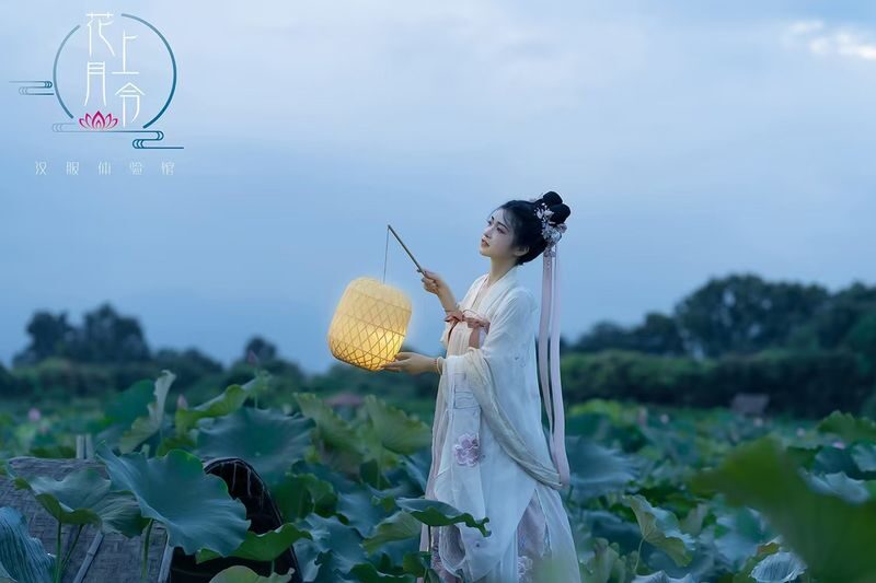 Chengdu Jinli Ancient Street Featured Hanfu Rental/Makeup/Photography Experience Hall - Choosing an outfit in the sixth-floor studio