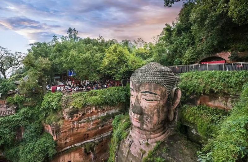 Chengdu Leshan Giant Buddha Full-Day Tour with Boat or Hike - What the guiding and transport may feel like