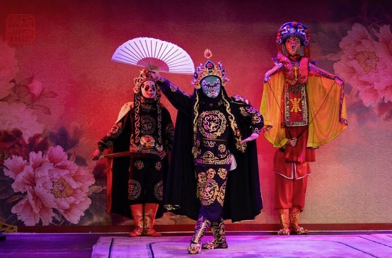 Chengdu Tianfu Square "Gaiwaner Liyuan" face-changing fire-breathing intangible cultural heritage Sichuan opera performance - Key points before you book