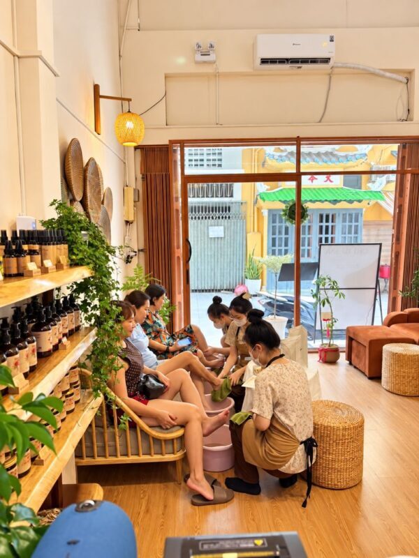Chi Tu Head Spa & Massage Vo Van Tan Branch, Ho Chi Minh City - Massage options for tired legs and shoulders