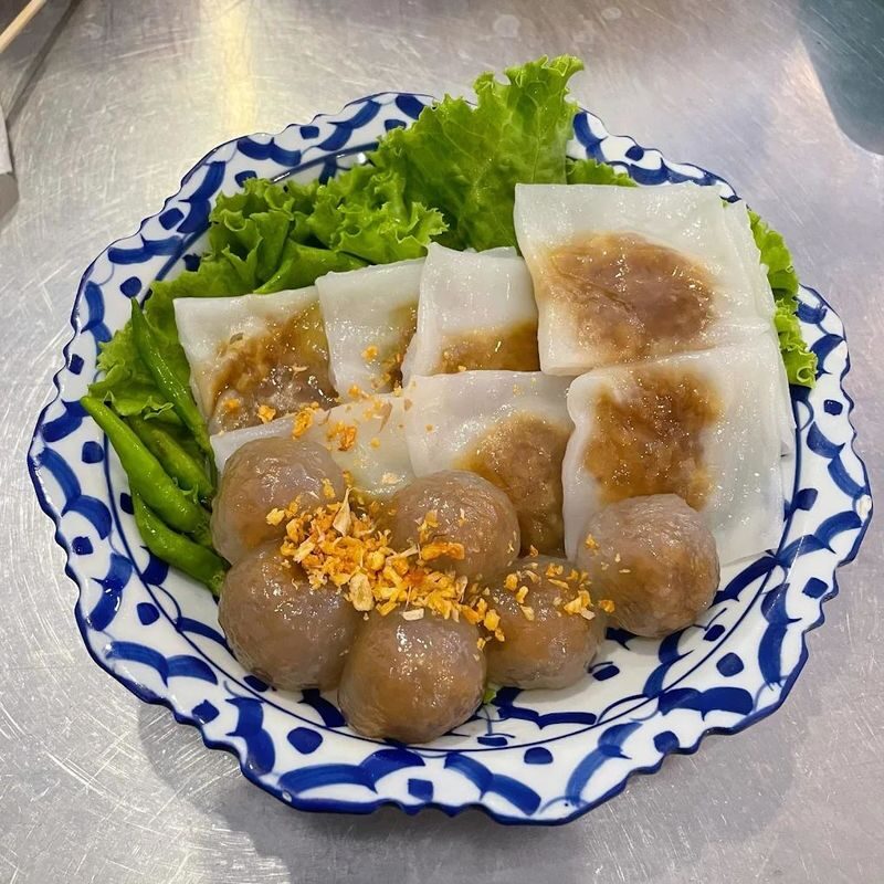Chiang Mai 2-Hour Street Food Tour with Tastings - Why a guide can make a food walk better