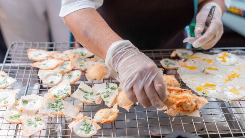 Chiang Mai After Dark: Golden-lit Temples & Lanna Food Trail - Who should book this Chiang Mai food tour?