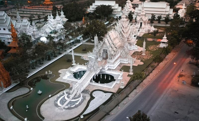 Chiang Mai: Blue White Black Temple in Chiang Rai - Mae Kachan: a quick pause, not a spa visit
