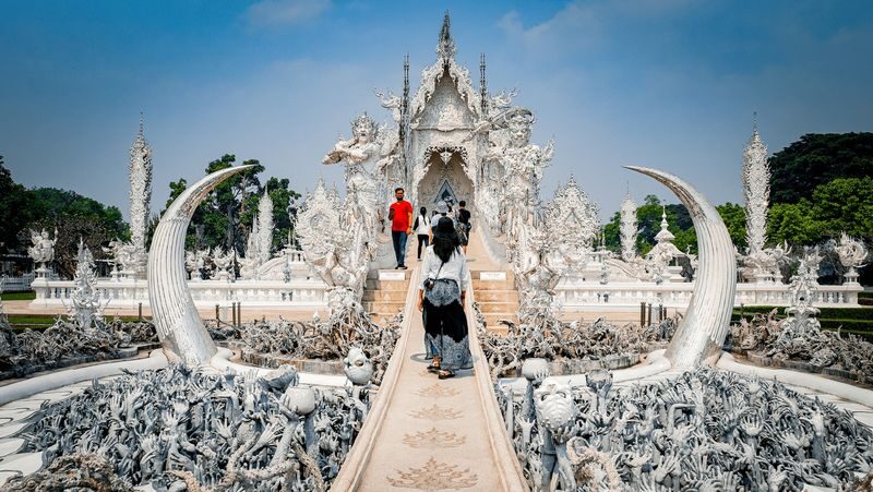 Chiang Mai: Blue White Black Temple in Chiang Rai - Heat, smoke, clothing, and a few smart preparations