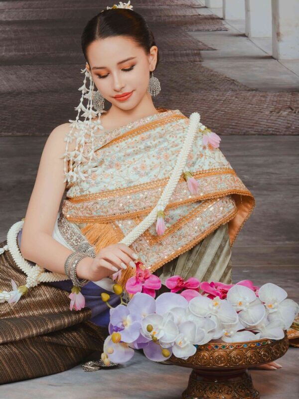 Chiang Mai Charming CM Studio Thai Costume Rental & Thai Makeup & Photography Experience - Makeup, styling, and communication