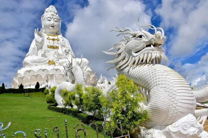 Chiang Mai: Chiang Rai Highlights Tour with Guide & Pickup - Discovering Chiang Rai’s Most Famous Temples