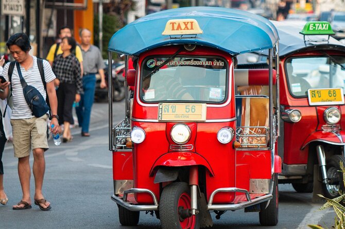 Chiang Mai City Tuk Tuk Evening Tour: Beautiful Temples and Tasty Street Foods - Tour Highlights