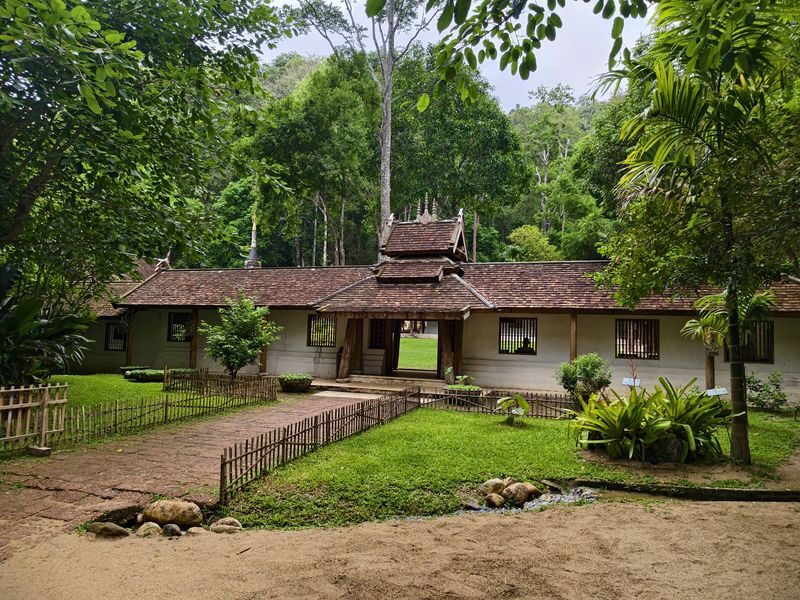 Chiang Mai Doi Suthep & Wat Pha Lat Half-Day Temple & Hiking Tour - Guides, transport, and the small-group feel