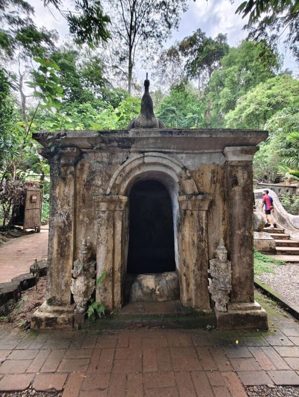 Chiang Mai Doi Suthep & Wat Pha Lat Half-Day Temple & Hiking Tour - Price, extra costs, and what the value depends on