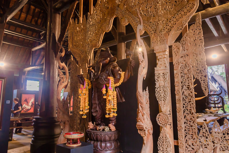 Chiang Mai Full-Day White Temple, Blue Temple & Black House Tour - Guides, pace and group experience