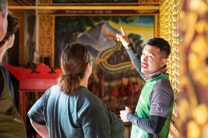 Chiang Mai: Historic Old City Bike Tour - Morning or Night - Wat Intakhin and the Three Kings Monument tell a civic story