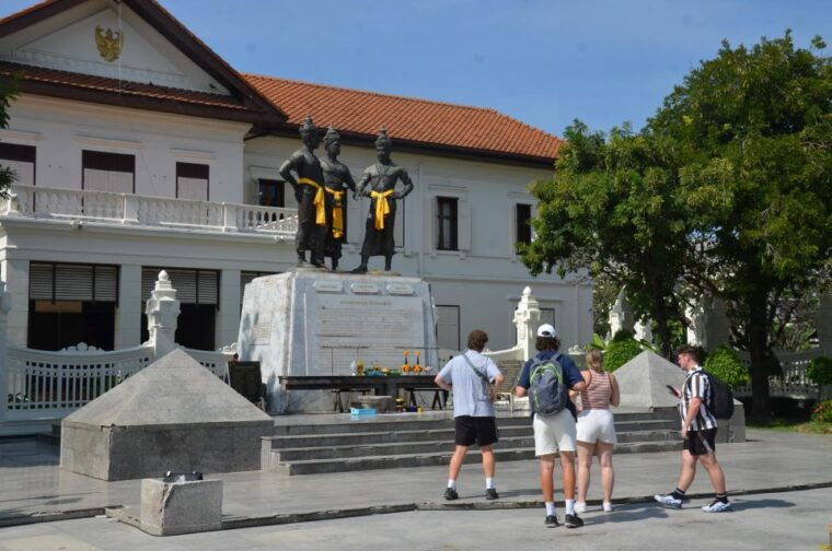 Chiang Mai: Historic Temples and City Guided Walking Tour - Admiring the Three Kings Monument