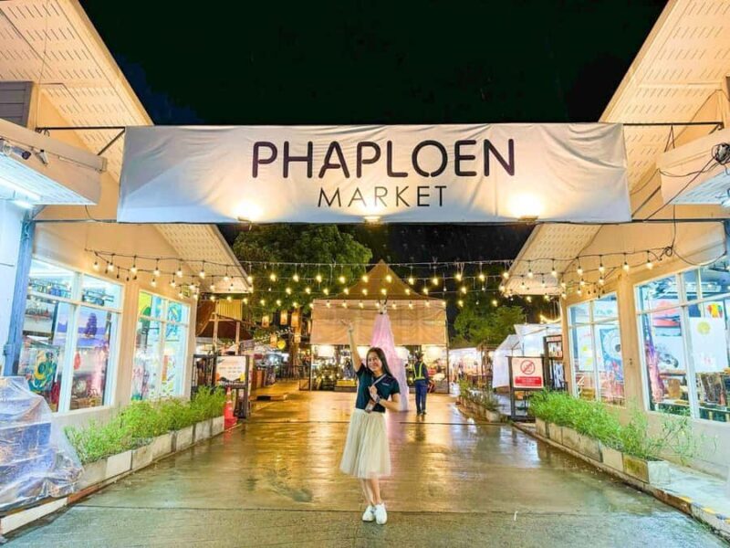 Chiang Mai: Ladyboy Cabaret  Stories, Dinner and Sparkle - Small-Group Experience and Comfort  