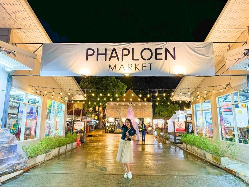 Chiang Mai: Ladyboy Cabaret - Stories, Dinner and Sparkle - The cabaret: costumes, music, and audience energy
