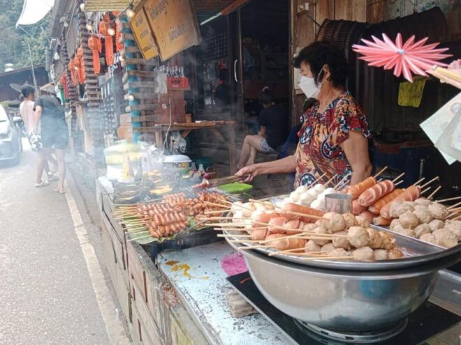 Chiang Mai: Mae Kampong Village, Hot Springs & Bor Sang Tour - Bor Sang Handicrafts Center