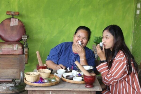 Chiang Mai : Making Herbal Ball And Inhaler - Creating Personalized Inhalers