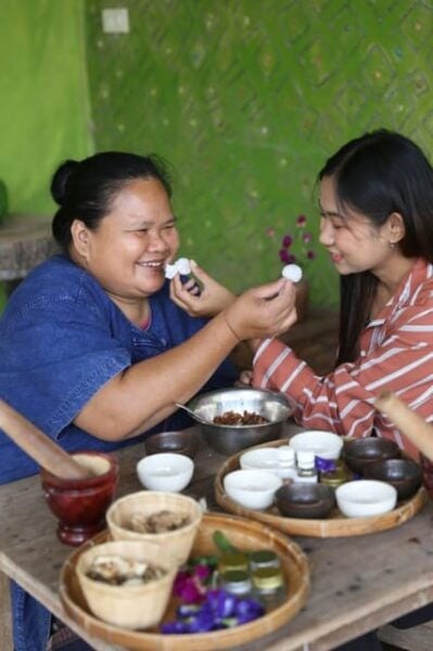 Chiang Mai : Making Herbal Ball And Inhaler - Break Down