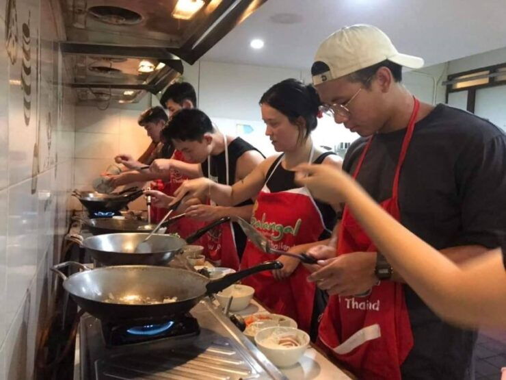 Chiang Mai: Morning Cooking Class and Visit Local Market - Instructor and Language