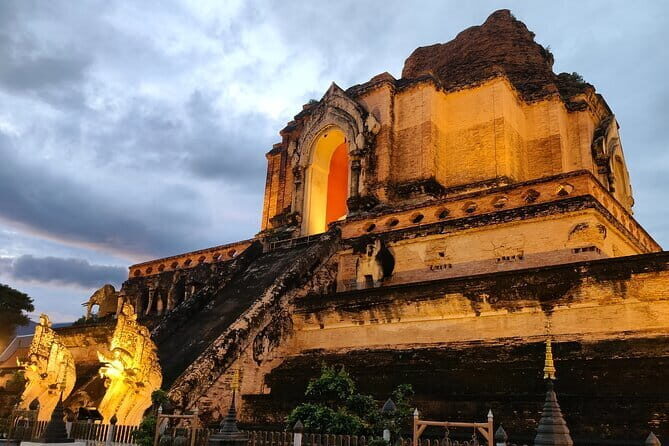 Chiang Mai Old City & Temples 3 hour Twilight Walking Tour - Exploring Chiang Mai’s Old City at Twilight