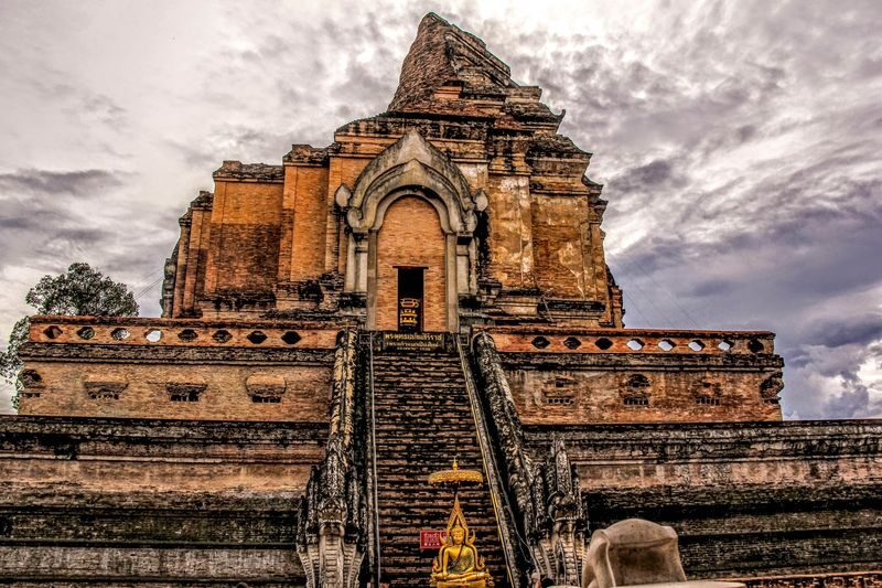Chiang Mai Old City & Temples Guided Walking Tour - 3 Hrs - The Three Kings Monument and the Old City Walk