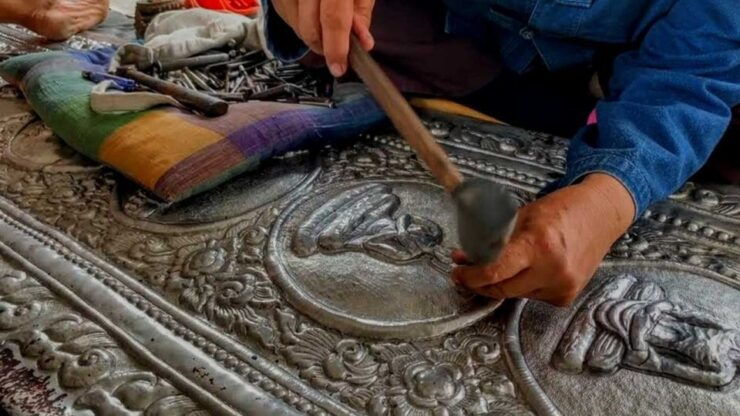 Chiang Mai: Silver Craftwork Temple Tour With Monk Meeting - Tour Overview