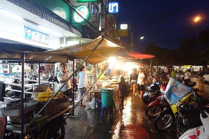 Chiang Mai Street Eat at Night - Admiring Chiang Mais Illuminations