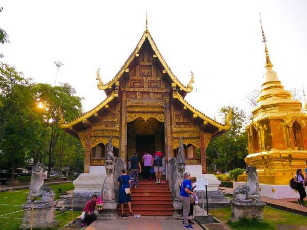 Chiang Mai: Temples and Street Food Night Tour by Tuk Tuk - Visiting Temples and Exploring Markets